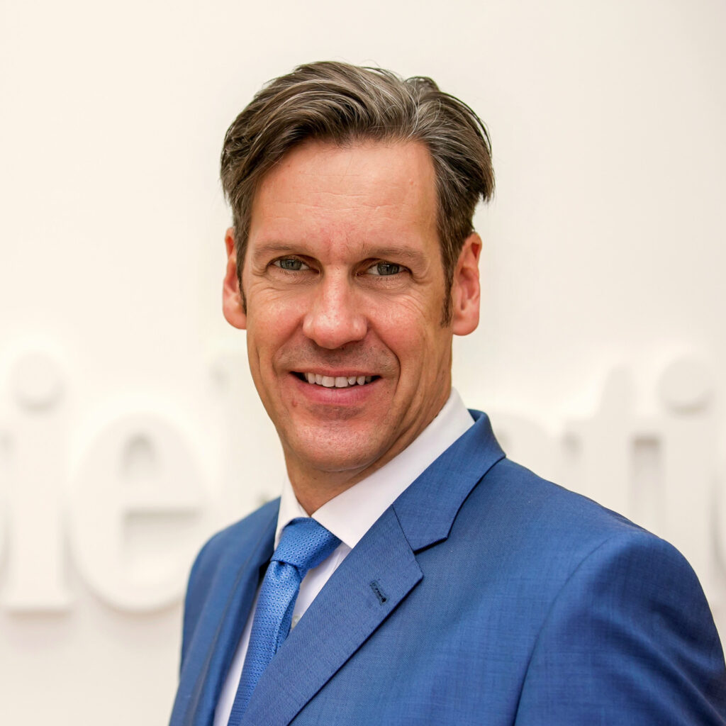 Das Foto zeigt den Geschäftsführer Torsten Dzialas vom Küchenparadies Küchenstudio in Kleinmachnow Brandenburg